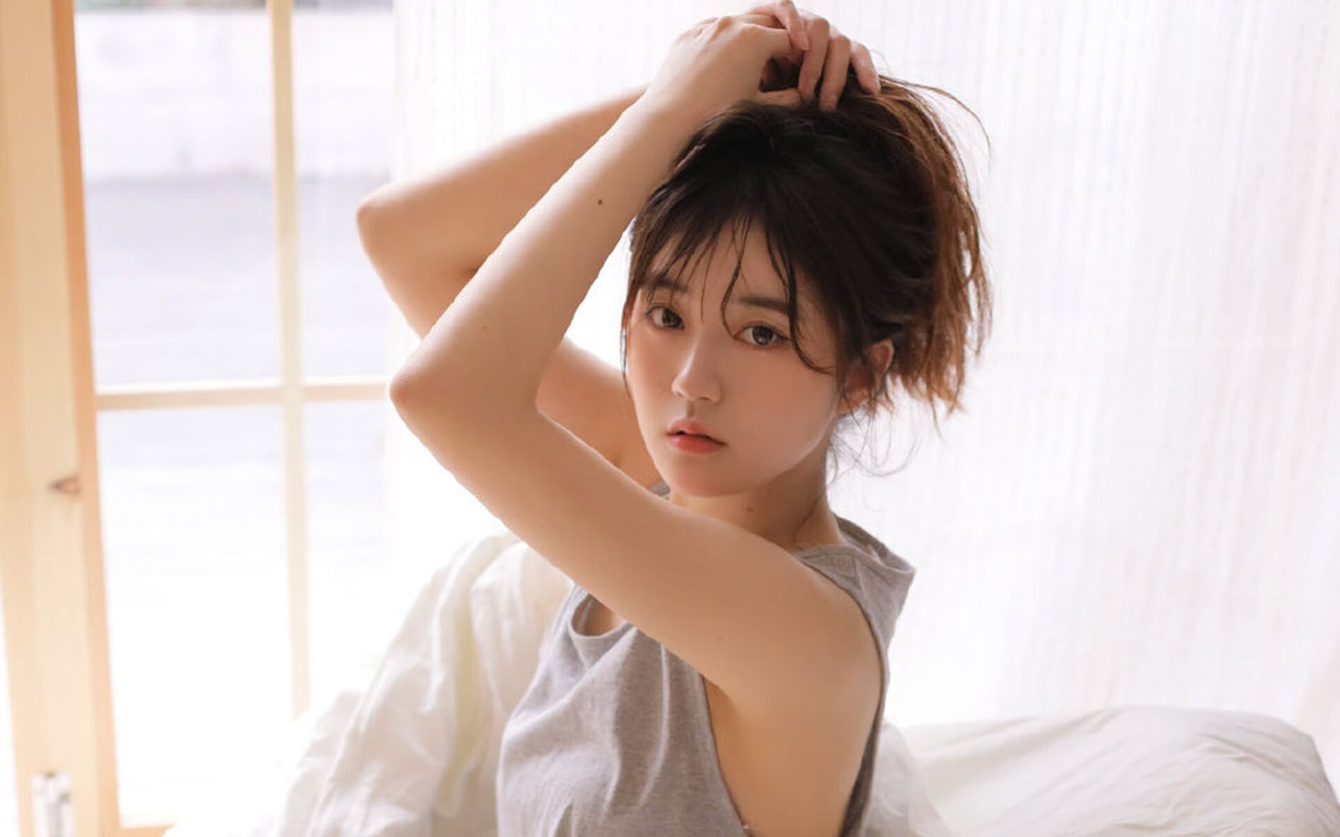 仰泳赛场吉尔吉斯斯坦选手步伐稳健，吉尔吉斯斯坦游泳运动员