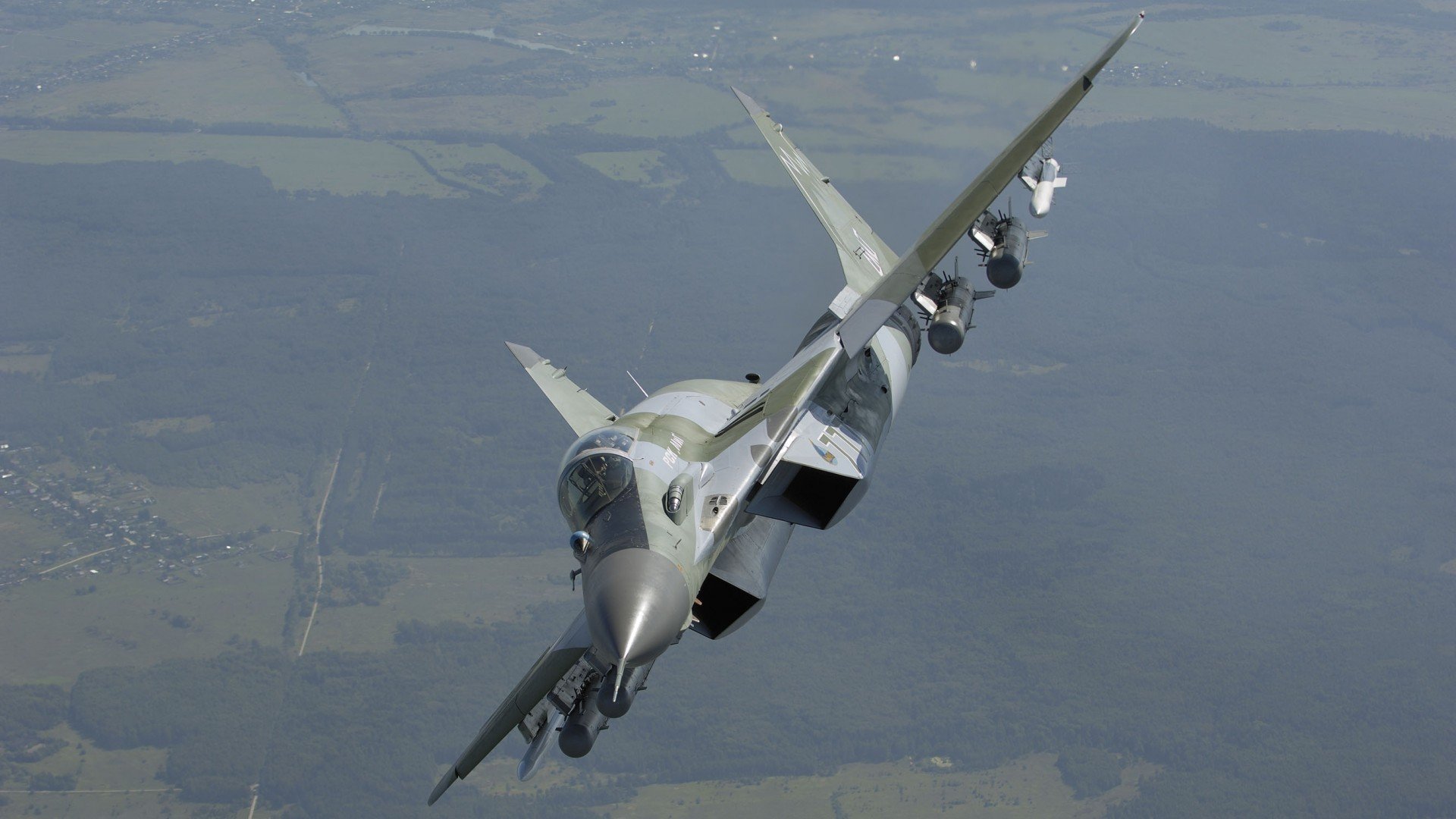 仰泳赛场吉尔吉斯斯坦选手步伐稳健，吉尔吉斯斯坦游泳运动员