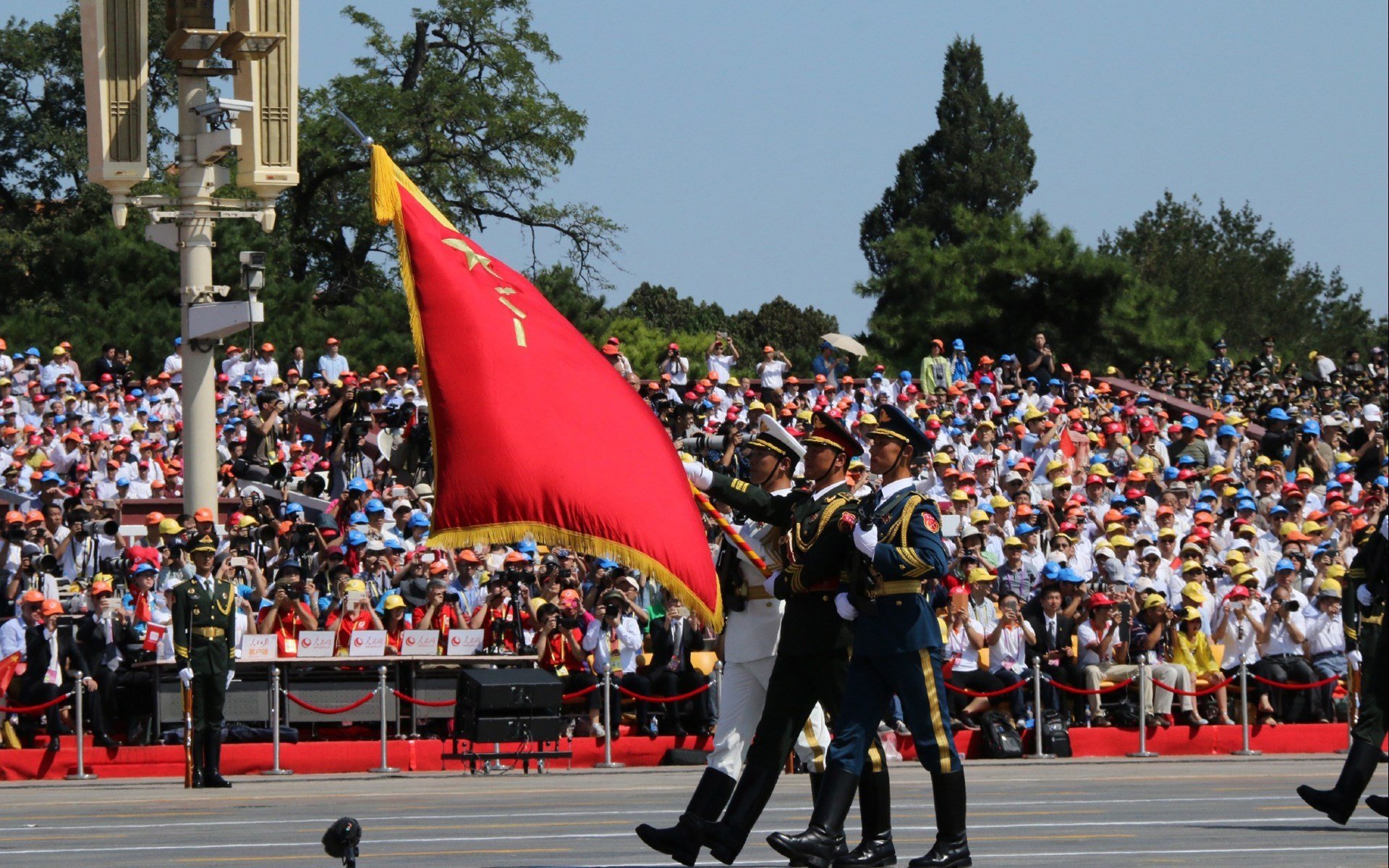 特色足球文化创意市集火爆开幕，展示多层次体育文化融合，足球文化布置